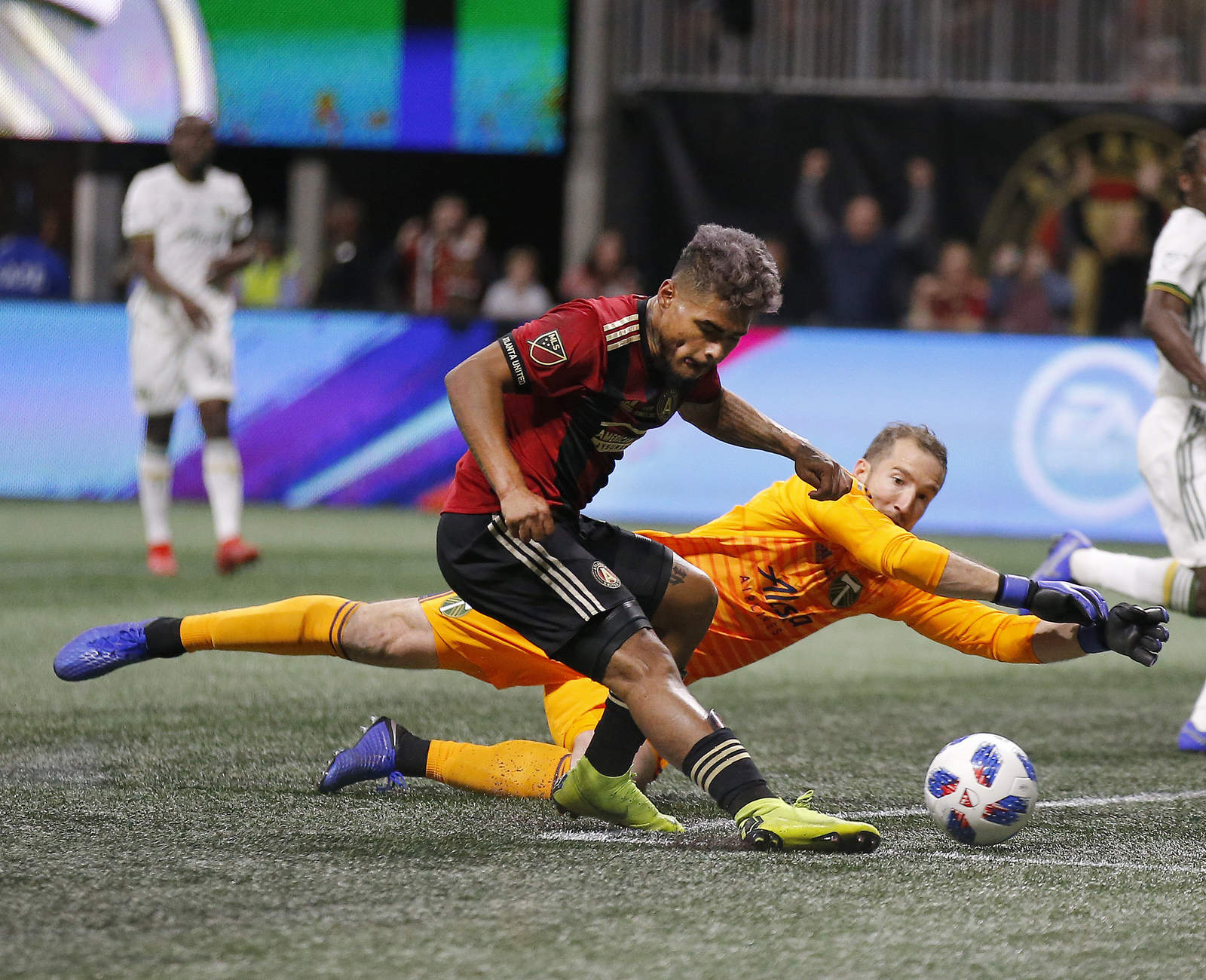 El atacante venezolano del Atlanta United, Josef Martínez, supera al arquero del Portland Timbers, Jeff Attinella, para anotar en la primera mitad de la Copa MLS. (AP)