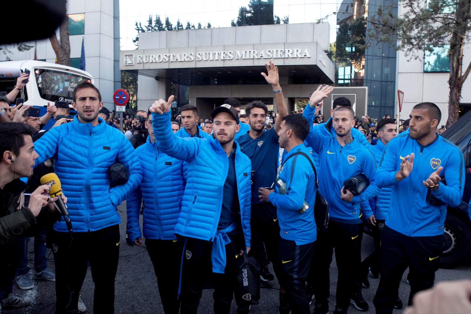 Los jugadores de Boca Juniors saludan a aficionados congregados a las puertas del hotel en el que se alojan. (EFE)