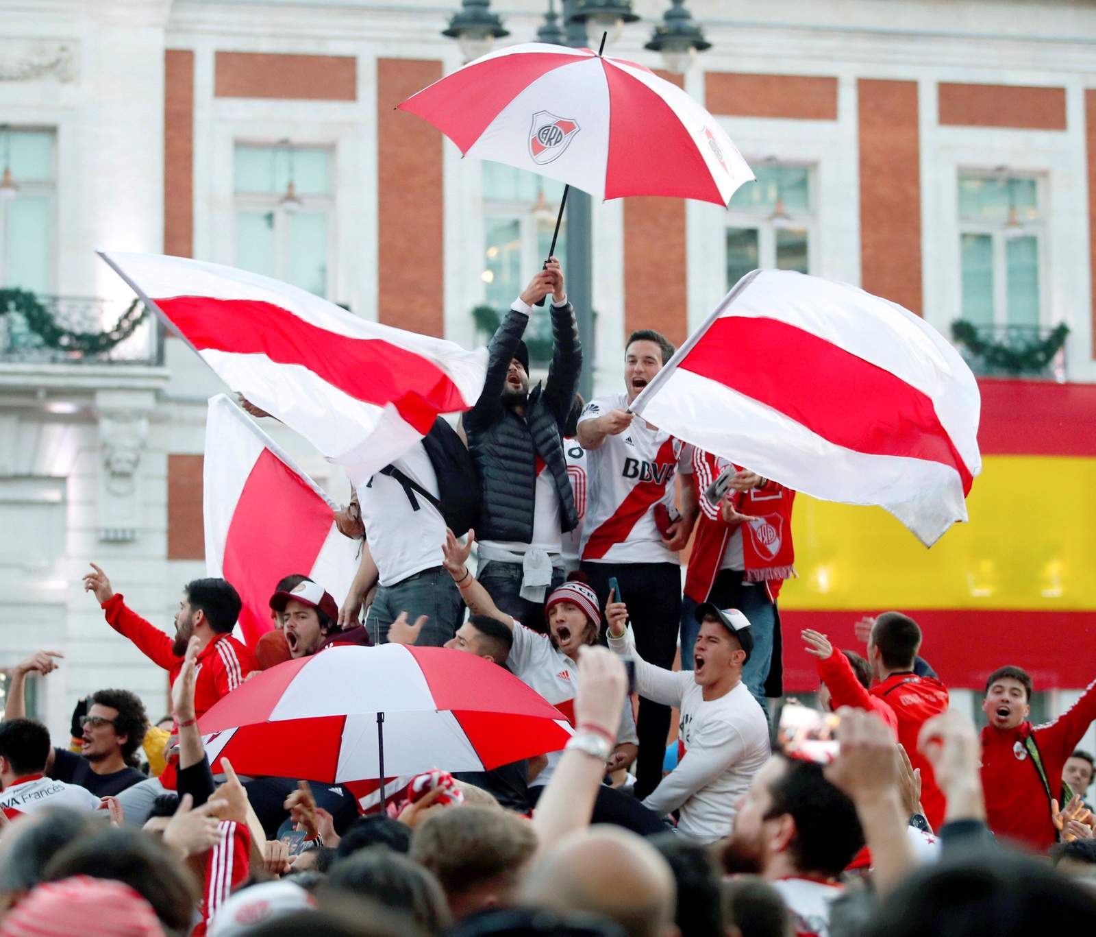 Aficionados del River Plate abarrotan la Puerta del Sol de Madrid, un día antes de la final de la Libertadores. (EFE)