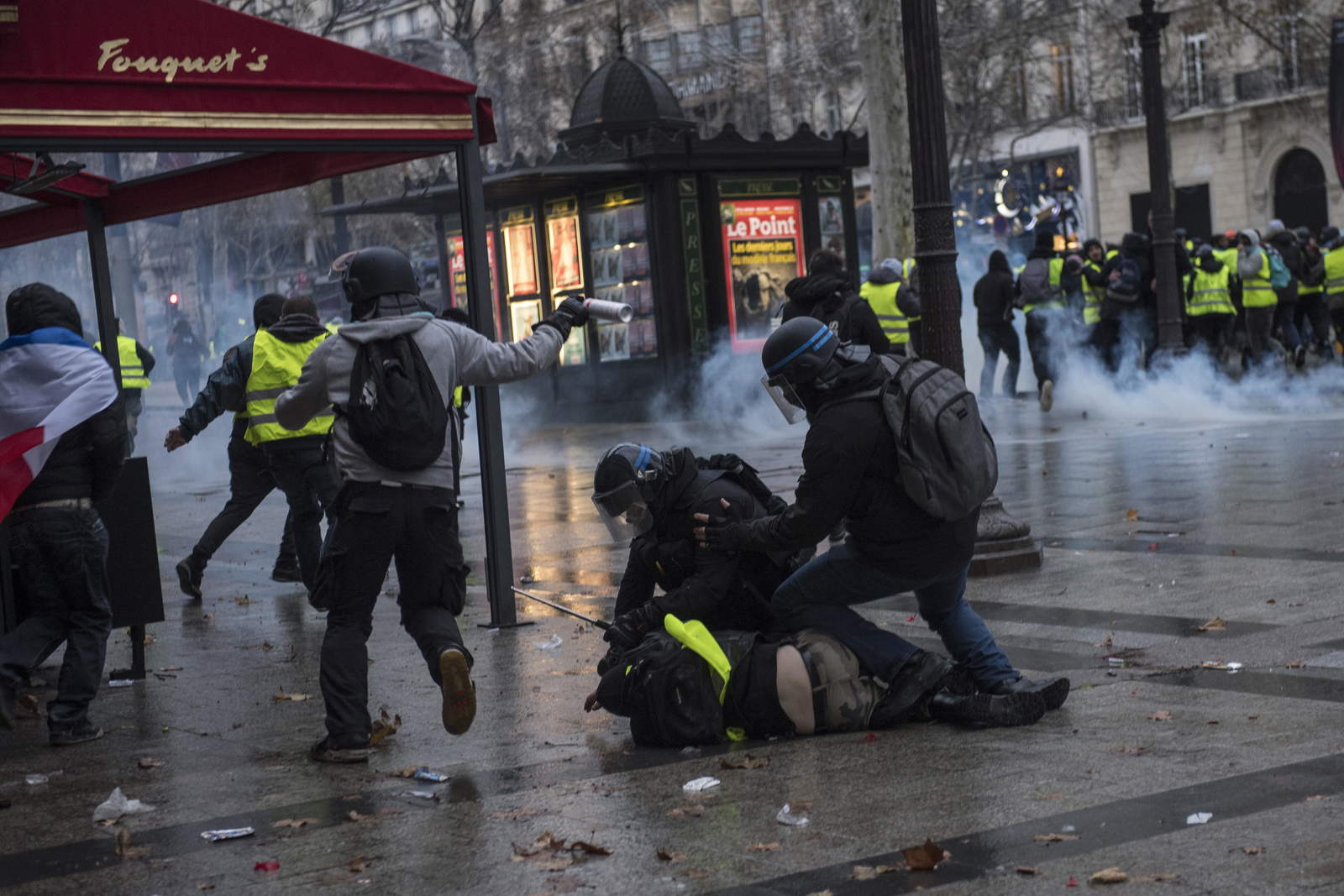 En París hubo 1,082 detenciones y resultaron heridas 96 personas, de ellas, 10 agentes del orden, según la Prefectura de policía. (EFE) 