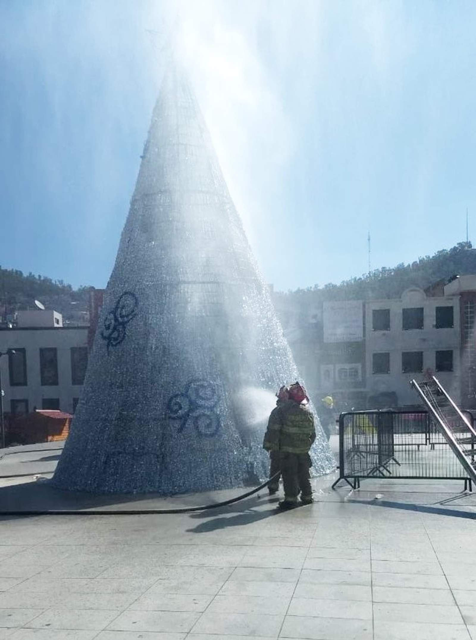 Sujeto prende fuego a árbol navideño en Pachuca