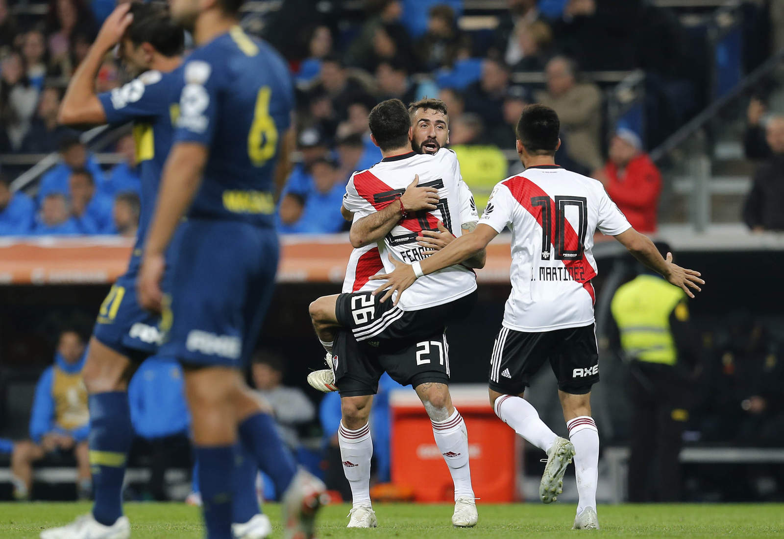 Pratto festeja con sus compañeros el empate de River Plate marcado por él.