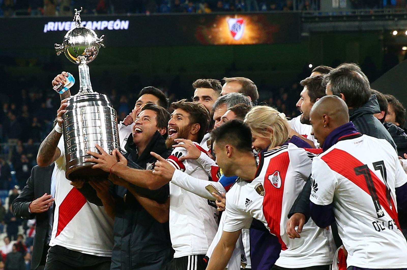 Marcelo Gallardo y sus jugadores festejan con la Copa Libertadores.
