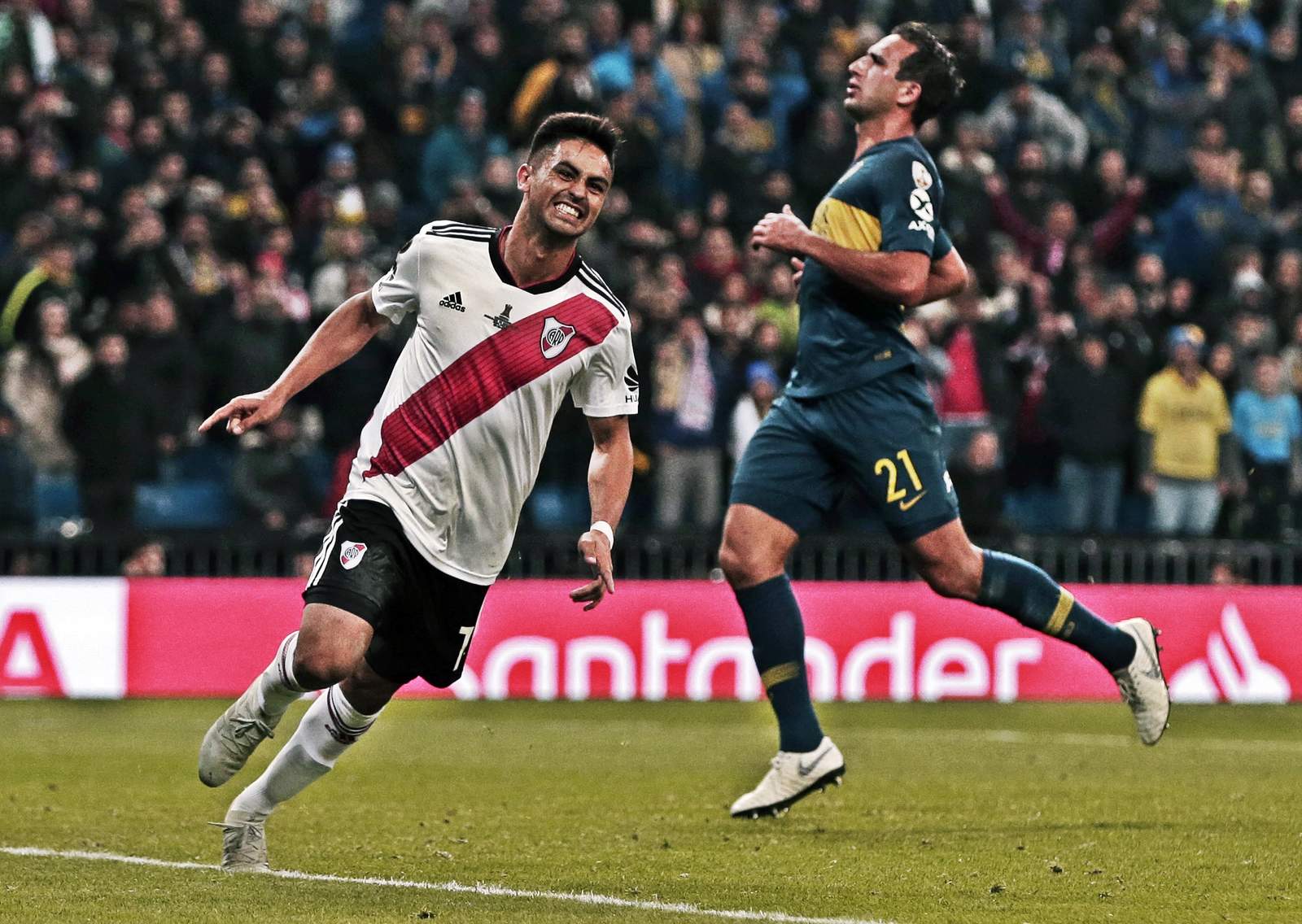 Gonzalo Martínez escapó al final para marcar el tercer gol del River Plate, en una portería que ya no tenía guardián. (AP)