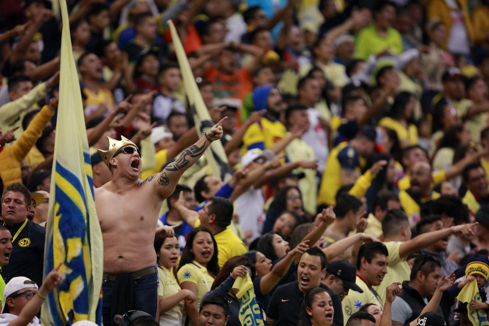 Los fieles aficionados azulcremas festejan el triunfo ante Pumas. (Jam Media)