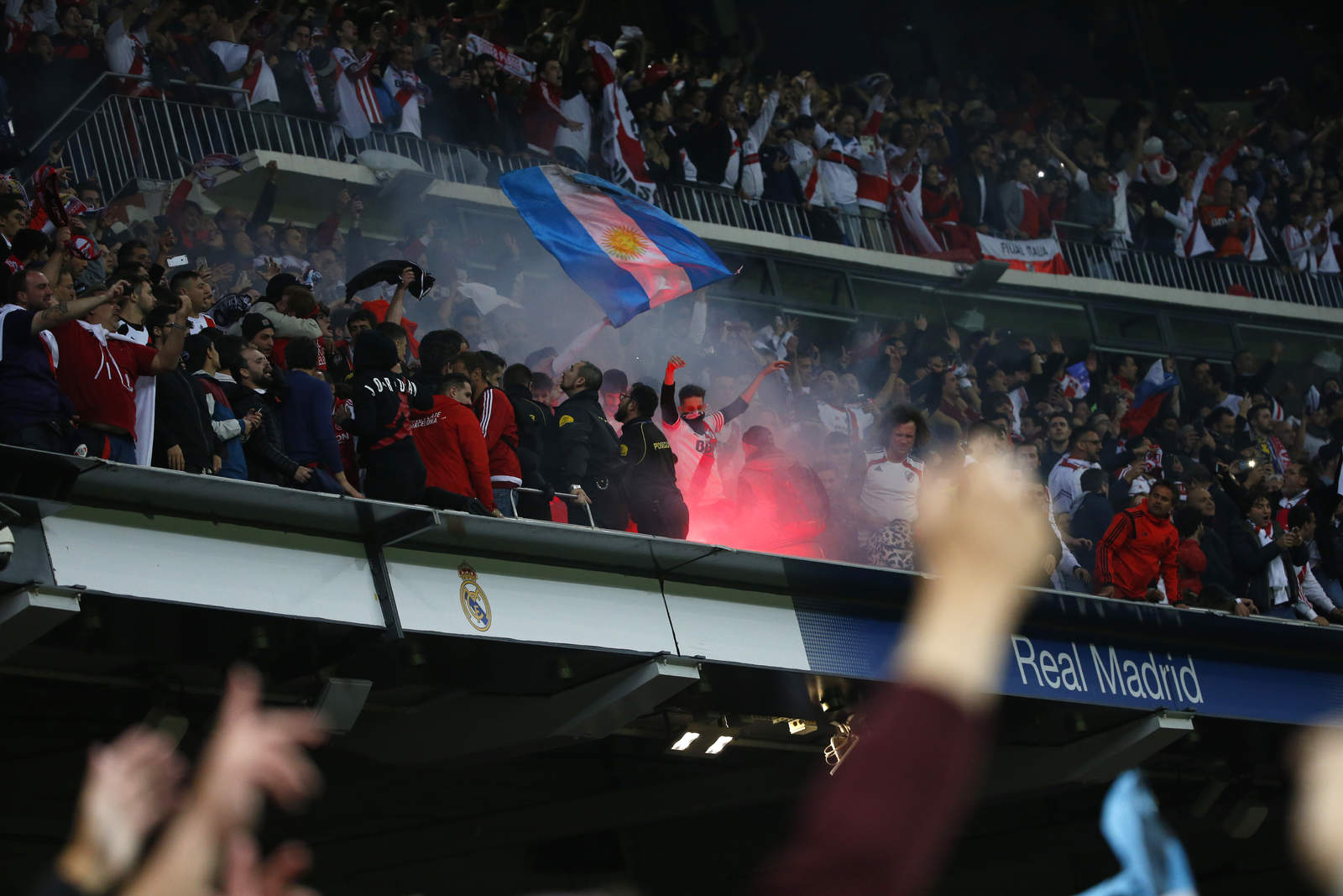 En una fría noche de domingo, miles de hinchas argentinos transformaron el Santiago Bernabéu en su propio feudo.