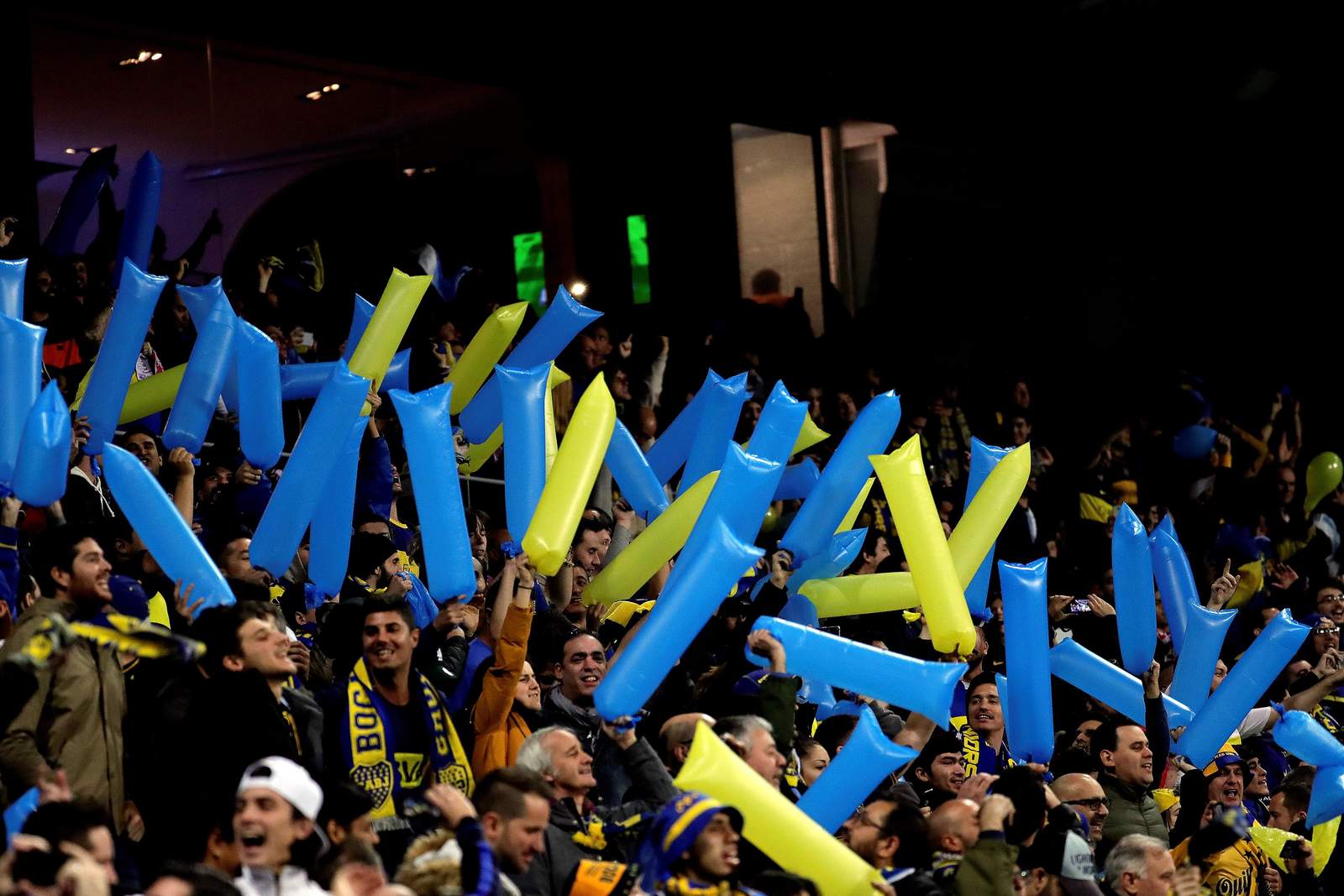 En la zona de aficionados de Boca, los hinchas lanzaron confeti del color azul y amarillo de su equipo.
