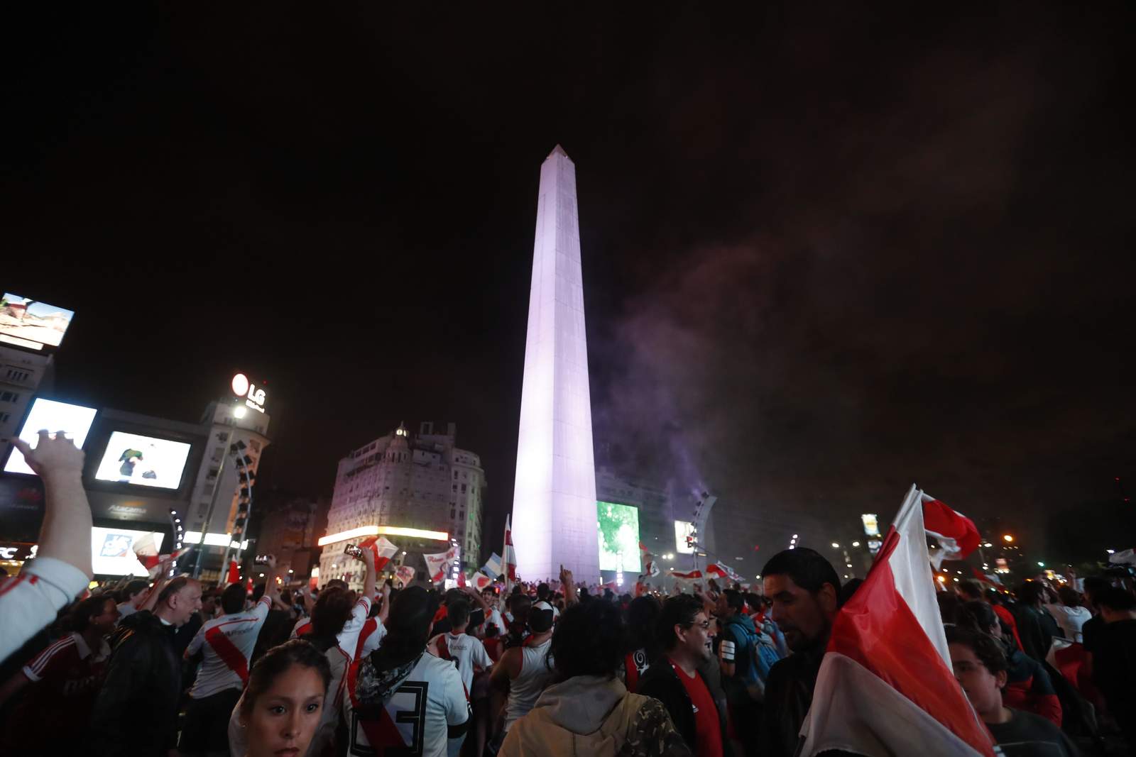 El Obelisco, icónico monumento de la capital argentina donde celebran triunfos deportivos, fue invadido por aficionados de River