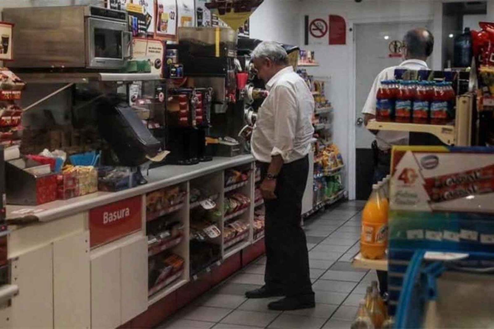 Captan a López Obrador comprando café en tienda de Nayarit