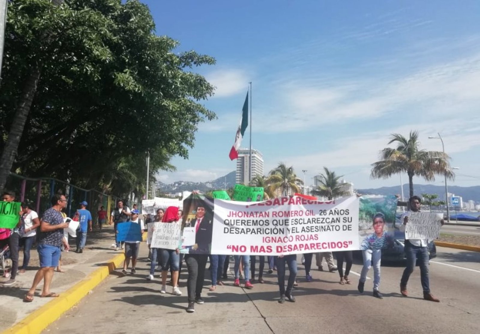 Protesta. Manifestantes marcharon sobre la Costera Miguel Alemán en Acapulco.
