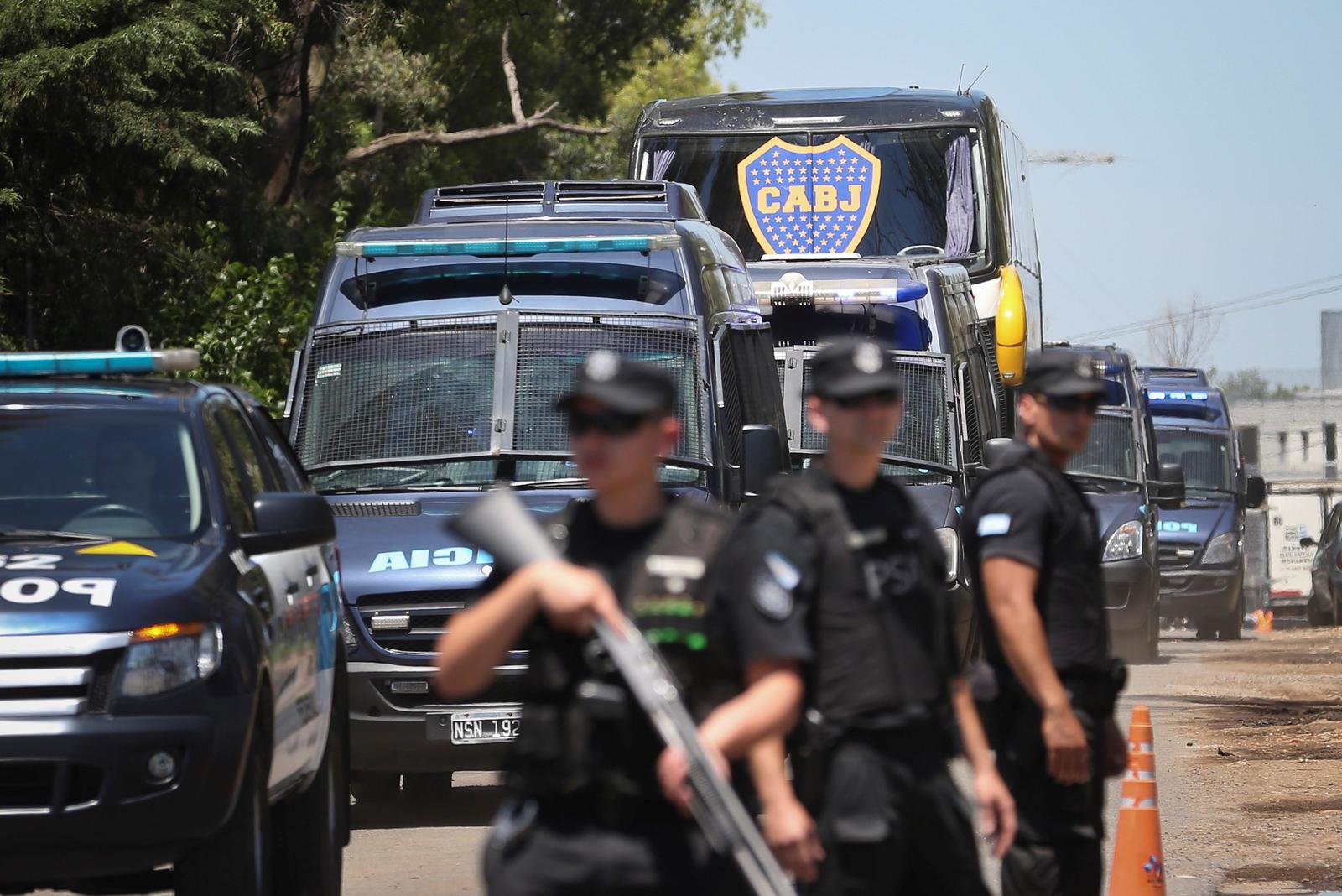 El autobús con el plantel de Boca Juniors fue visto cerca del aeropuerto de Ezeiza a su regreso ayer a Buenos Aires.
