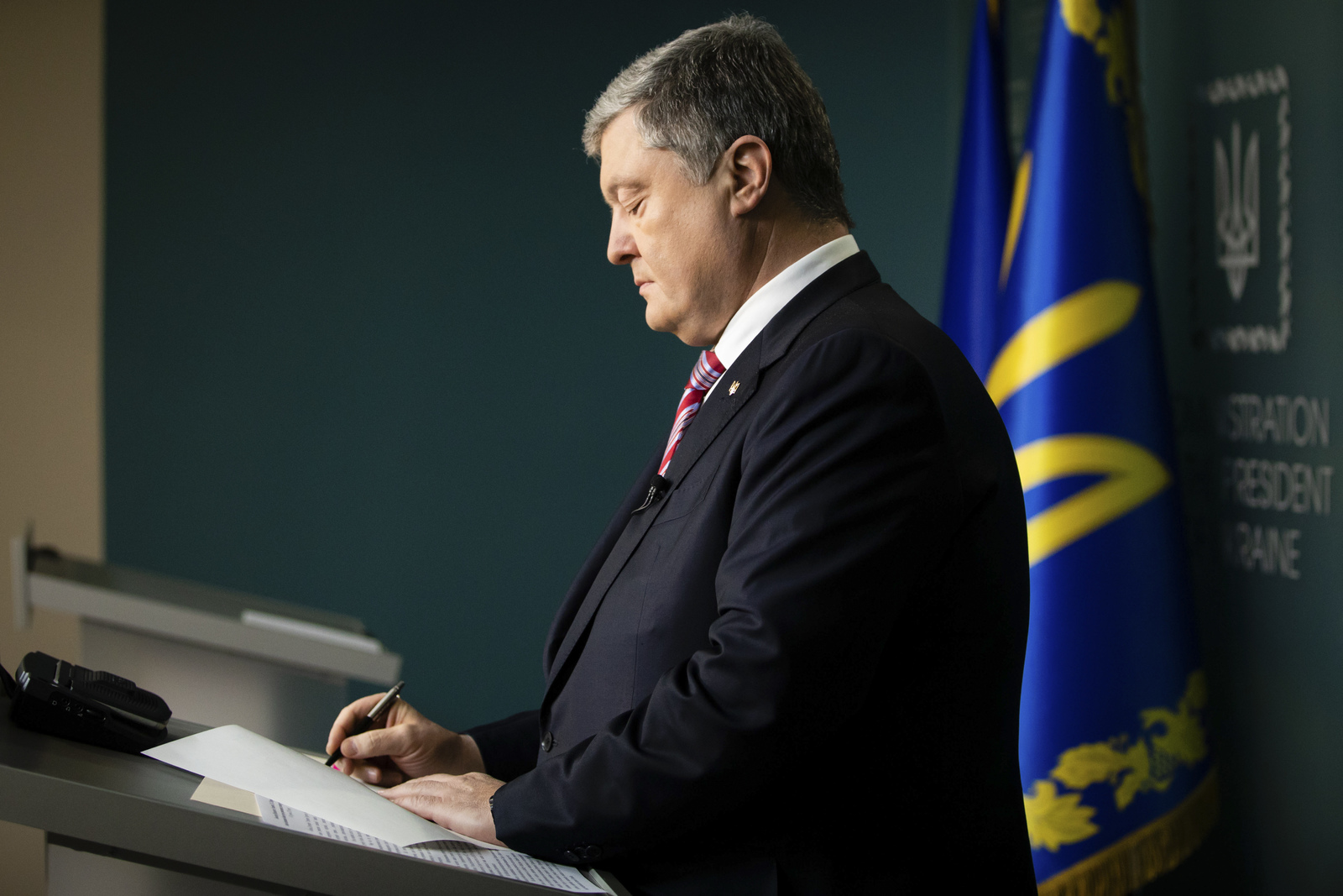Rechazo. Petró Poroshenko firmó ayer la ley que pone fin al tratado de amistad con Rusia. (AP)