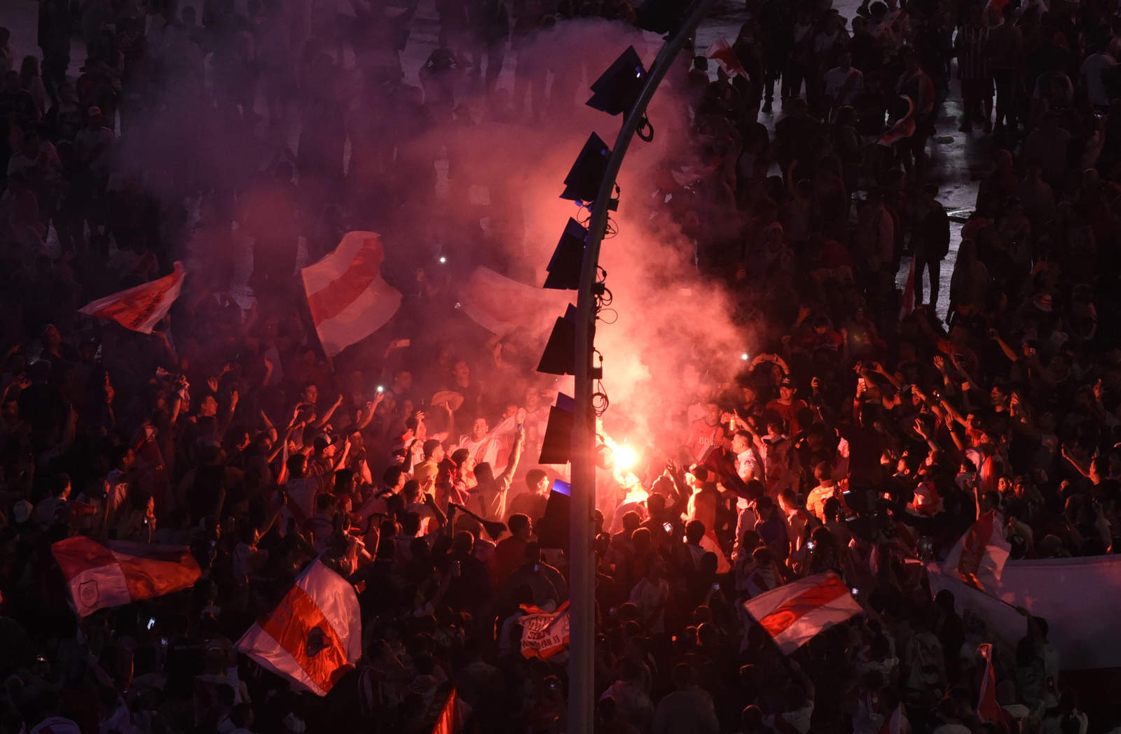 Aficionados provocaron disturbios en las calles de Buenos Aires tras la victoria de River Plate en la Copa Libertadores.