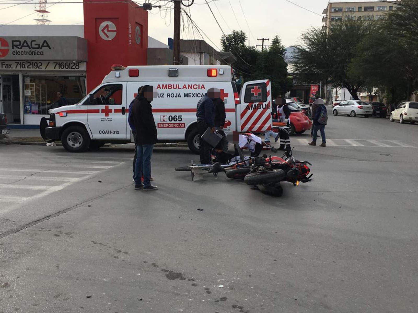Motociclista se impacta contra ciclista en Torreón