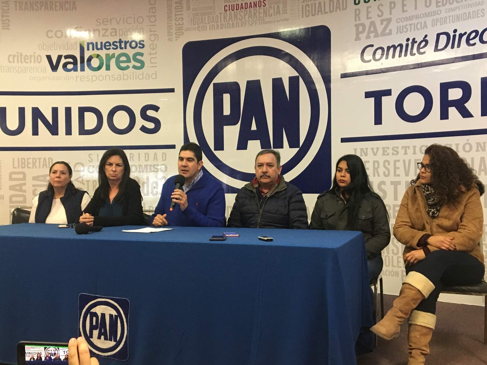 Jesús de León ofreció una rueda de prensa esta mañana en Torreón para defender su triunfo en la elección estatal. (FABIOLA P. CANEDO) 