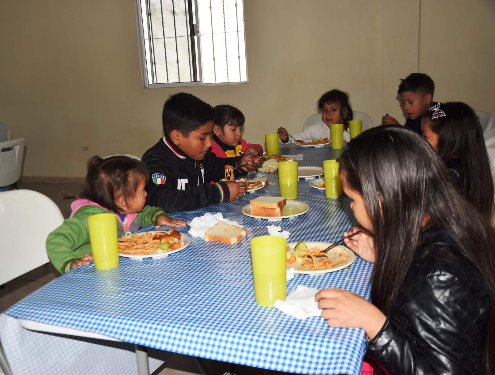 Los comedores de DIF brindan servicio de lunes a viernes, donde son atendidos alrededor casi 200 personas en las colonias Emiliano Zapata y Miguel Hidalgo. (EL SIGLO COAHUILA)