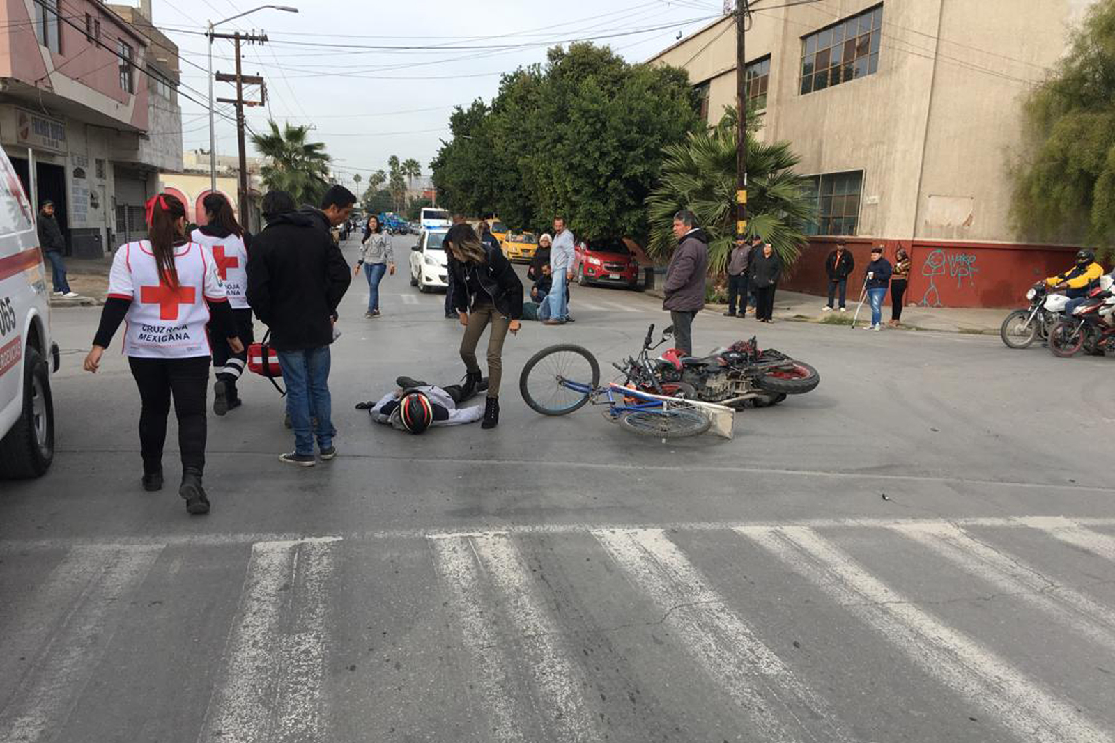 Atención. Personal de la Cruz Roja de Torreón acudió al lugar del accidente para atender a los lesionados.