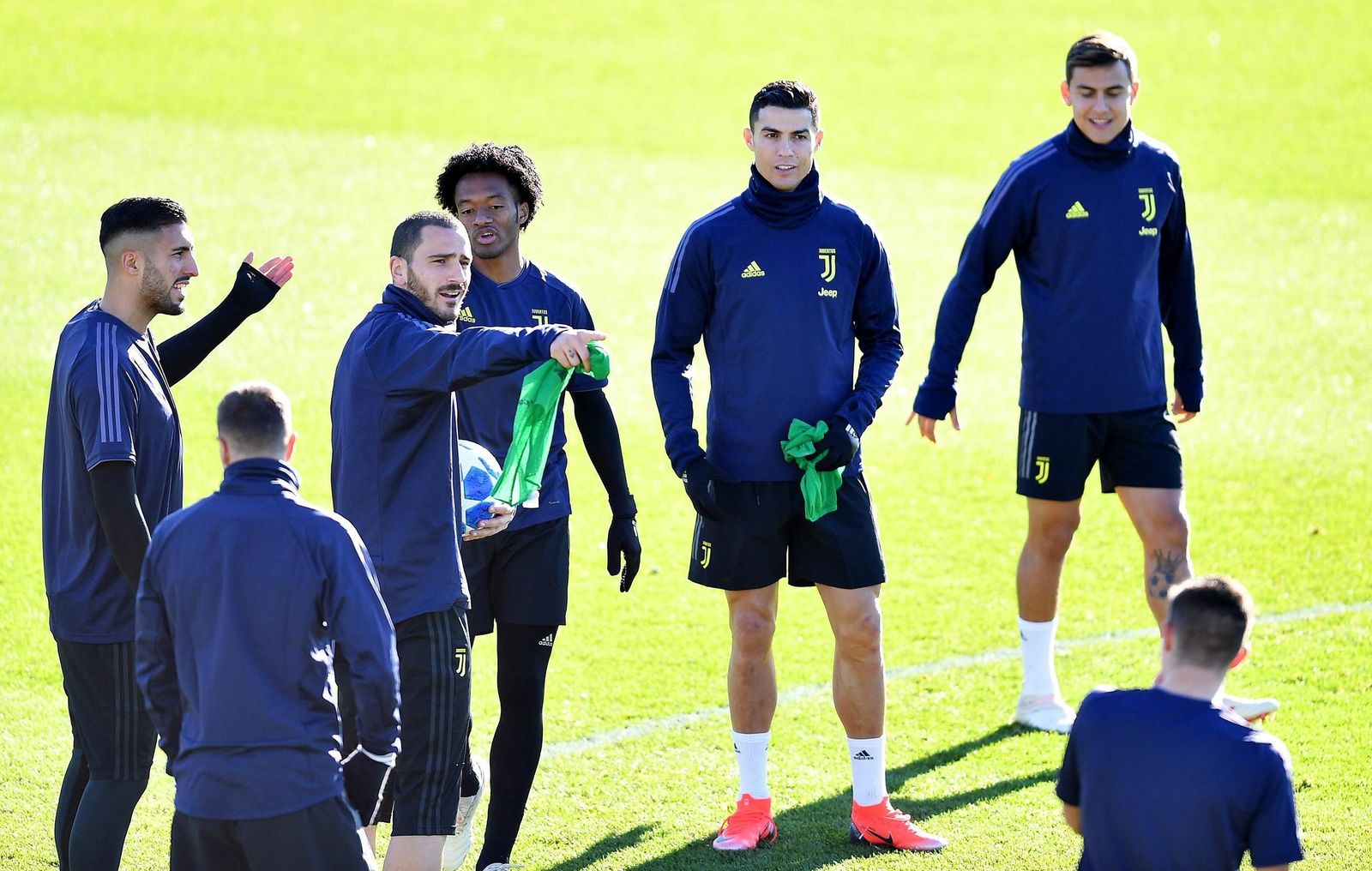 Emre Can, Leonardo Bonucci, Juan Cuadrado, Cristiano Ronaldo y Paulo Dybala participan en una sesión de entrenamiento.