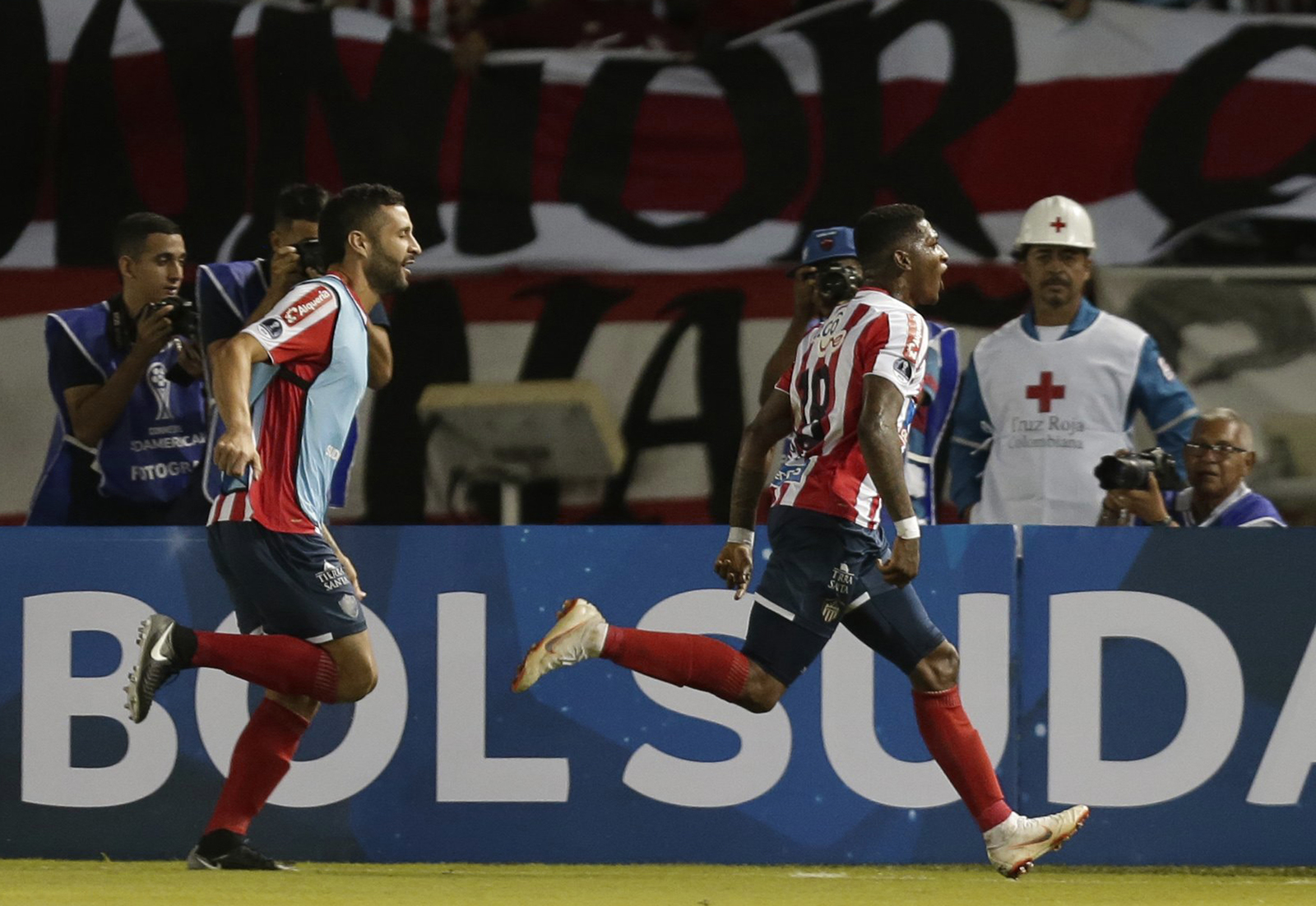Yony González (der.), del Junior de Colombia, celebra luego de anotar un gol contra el Atlético Paranaense de Brasil, durante el juego de ida.