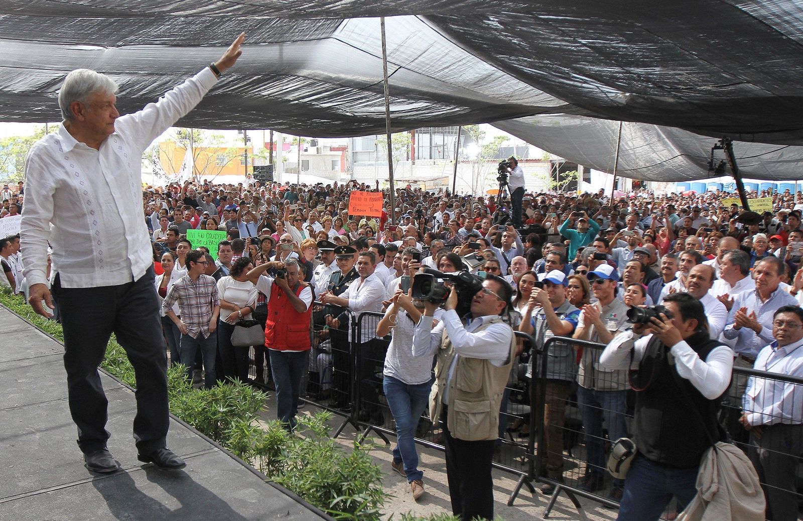 Postura. Insistió López Obrador en que él ganará en términos netos 108 mil pesos al mes. (EFE)