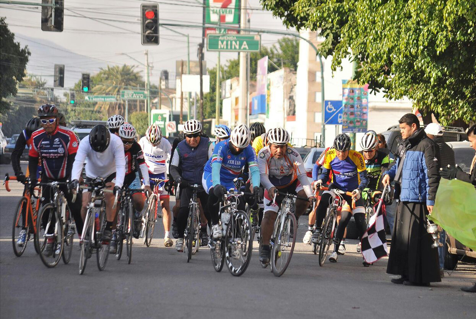 Decenas de pedalistas se dan cita cada 12 de diciembre a las afueras de la Catedral de Guadalupe, para tomar parte en esta competencia.