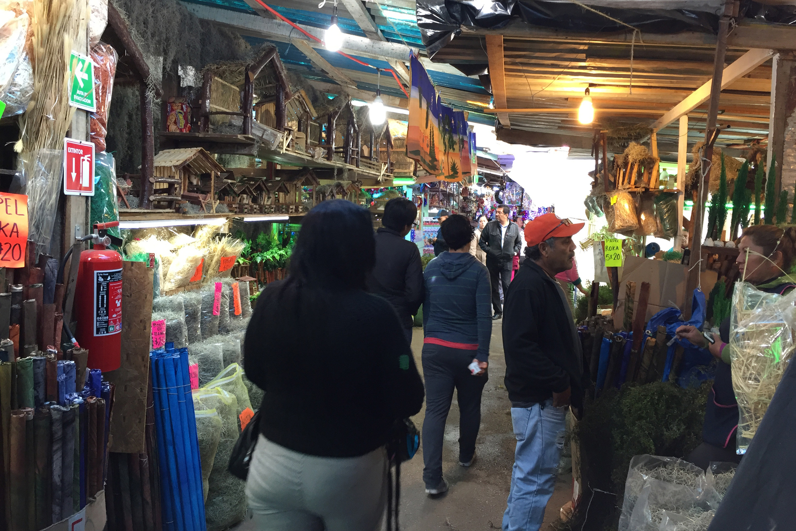 Compras. Avanzan lentamente las ventas al interior del tradicional Mercadito Navideño de Torreón. (GUADALUPE MIRANDA)