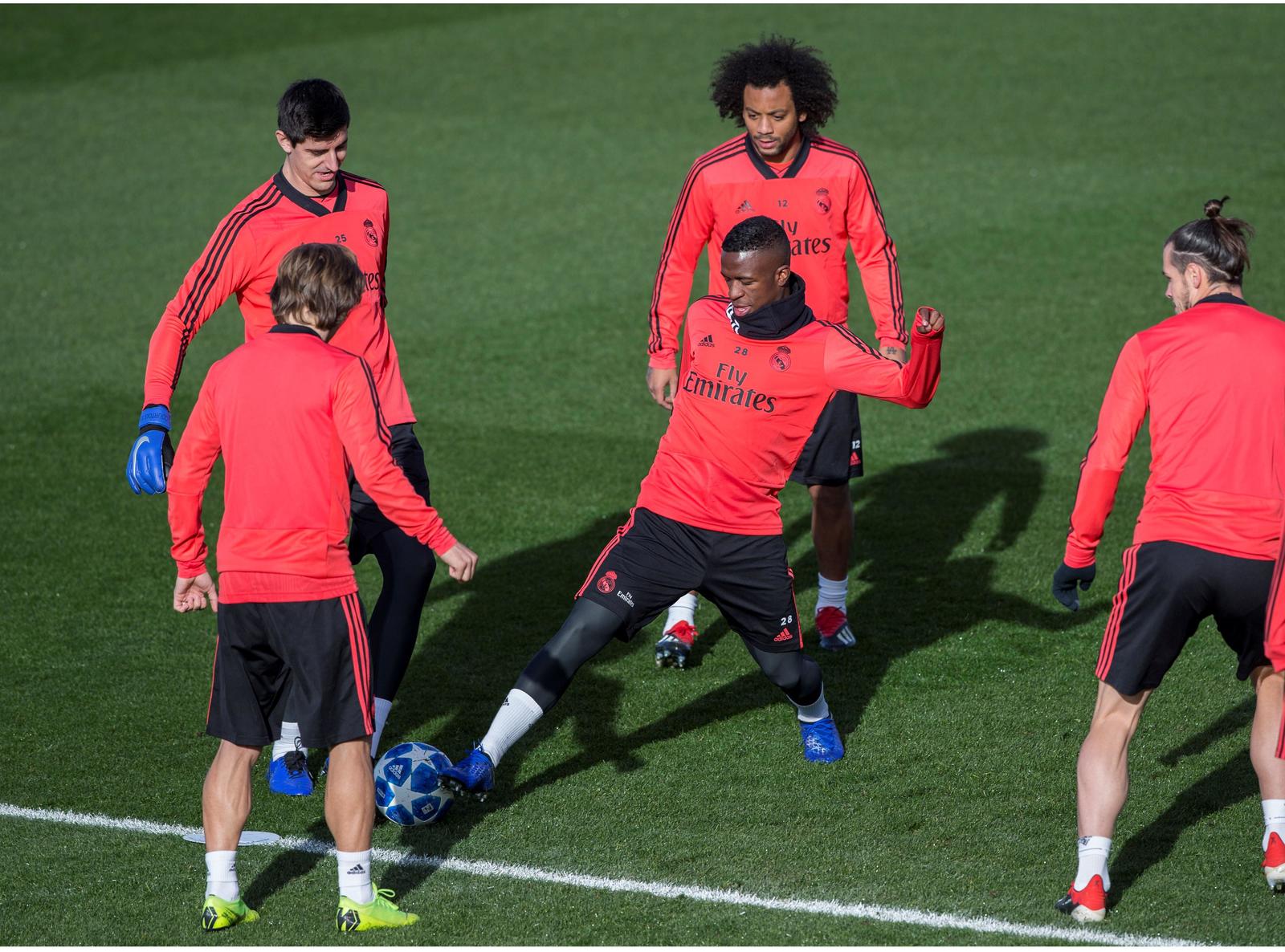 Los jugadores del Real Madrid Luka Modric, Thibaut Courtois, Vinicius JR y Marcelo Vieira, durante el entrenamiento del equipo ayer en Valdebebas para preparar el partido de la Liga de Campeones.