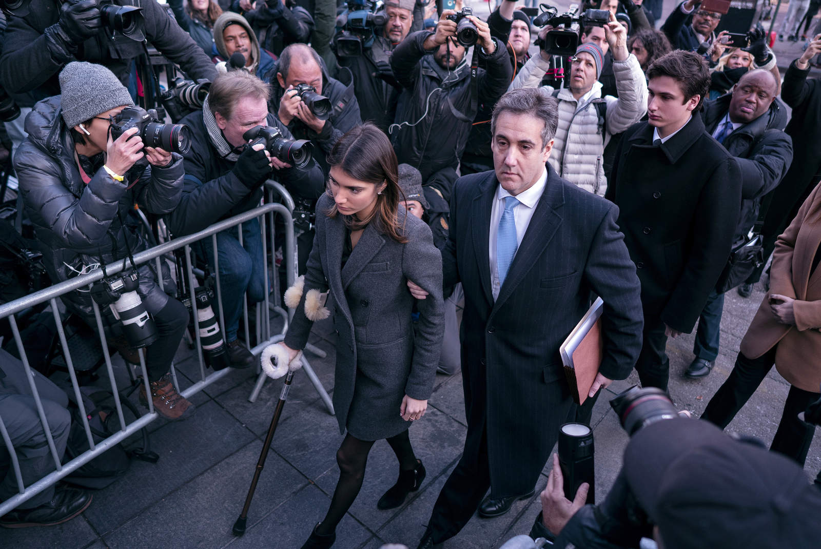 Cohen, que acudió al tribunal acompañado de su familia, se declaró culpable de ocho delitos. (AP)