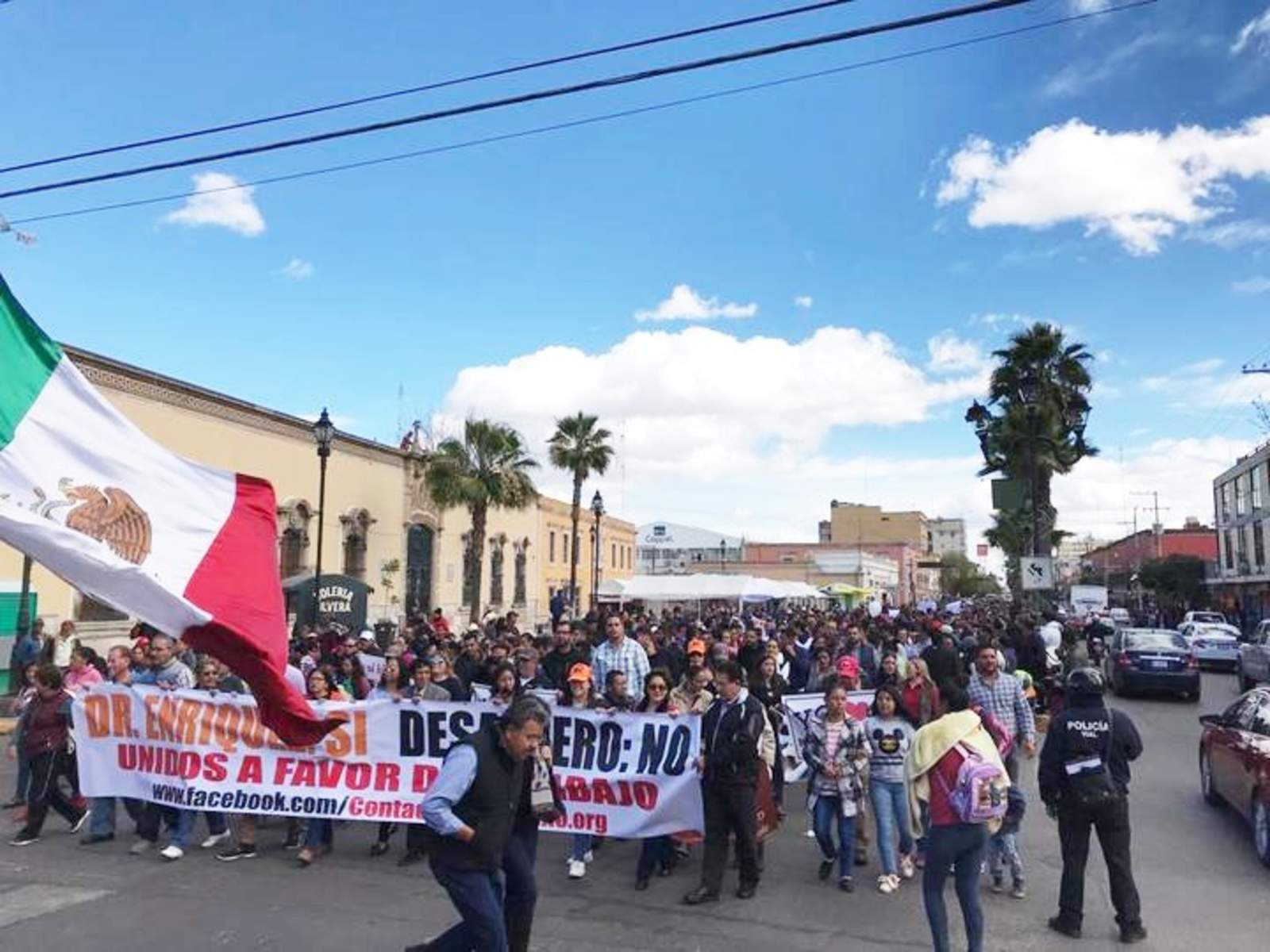 Al frente del contingente, los manifestantes sostenían una lona con el mensaje “Exigimos respeto, #YoConElDoc”. (EL SIGLO DE TORREÓN)

