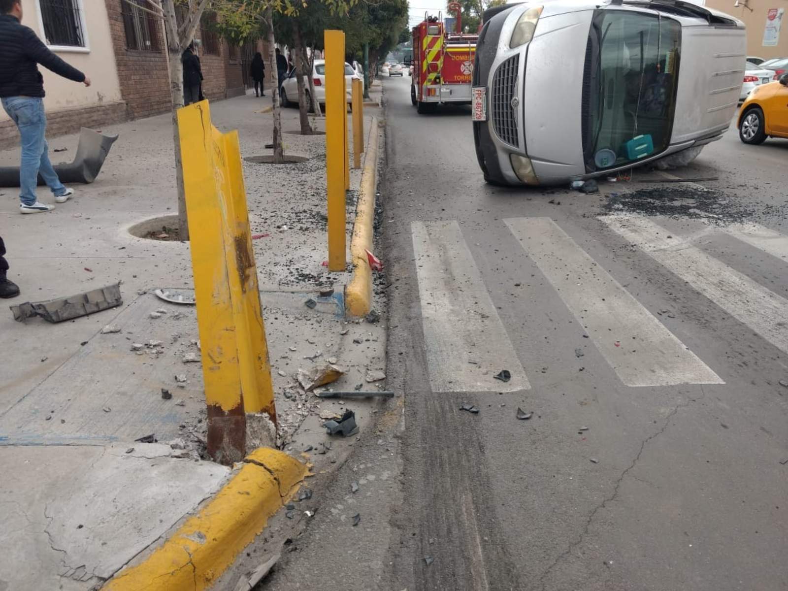 Se registra choque-volcadura en el Centro de Torreón