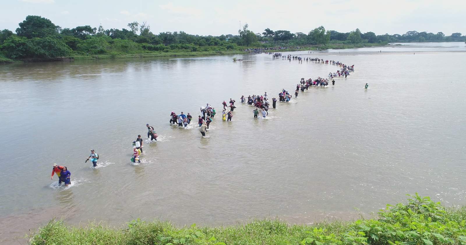 La secretaria de Gobernación, Olga Sánchez Cordero, dijo que México pondrá fin a la práctica de cruces ilegales a través del río Suchiate, que delimita gran parte de la frontera entre ambos países. (AP)