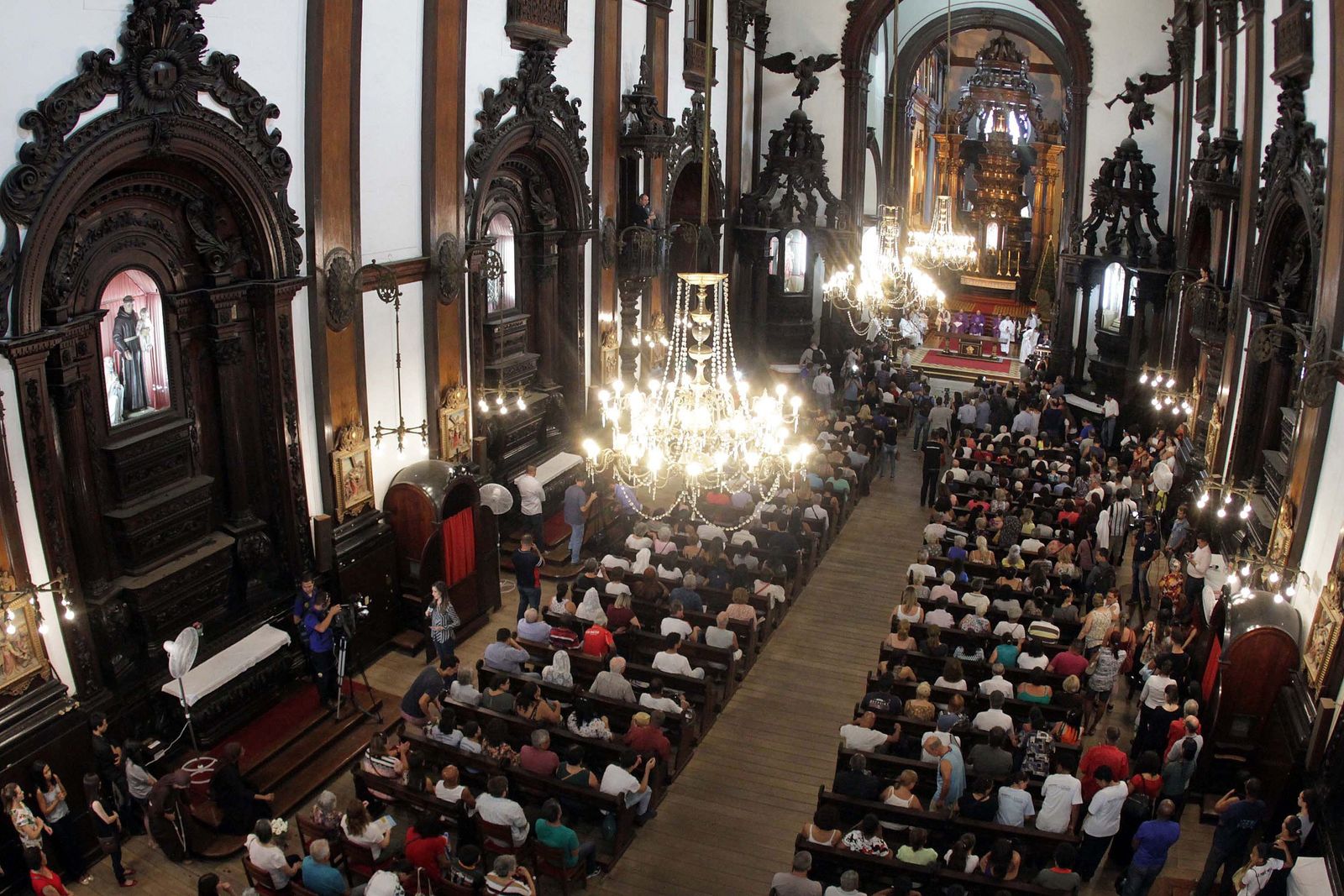En su memoria. Fieles asistieron a una ceremonia en tributo a las víctimas de un tiroteo, ayer, en la Catedral Metropolitana de Campinas, estado de Sao Paulo. (EFE)