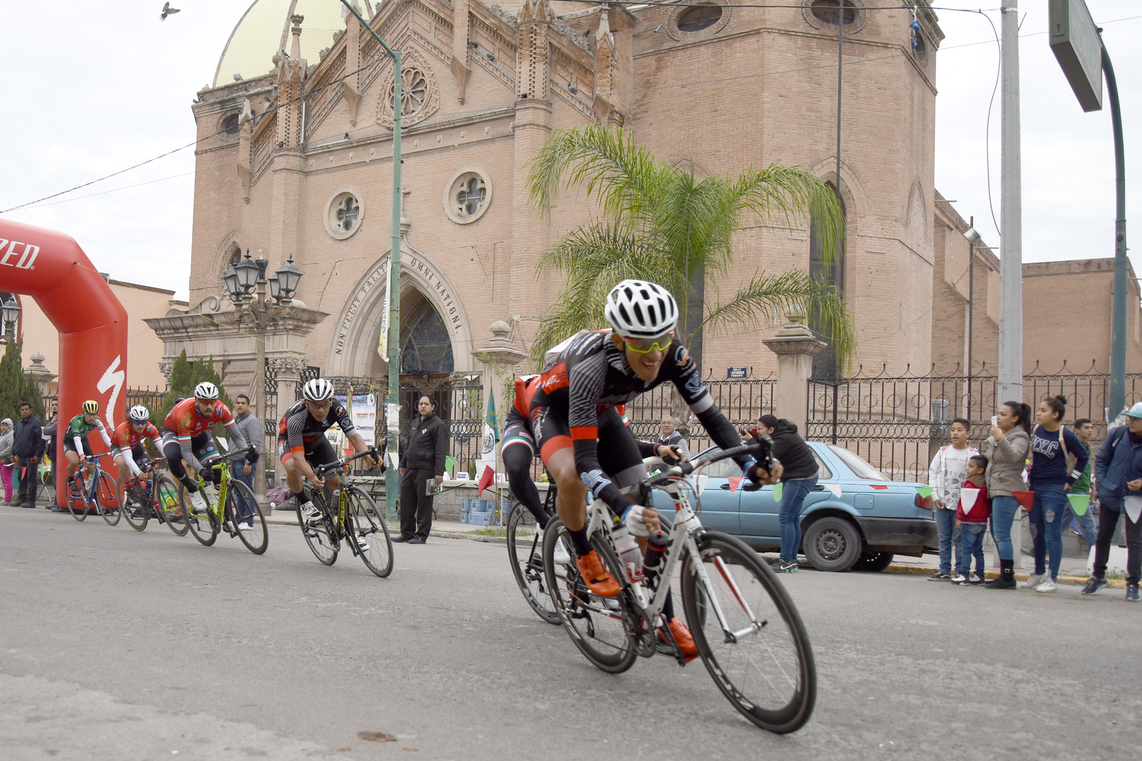Participaron en esta prueba ciclista, los mejores equipos de la región y escuadras foráneas.