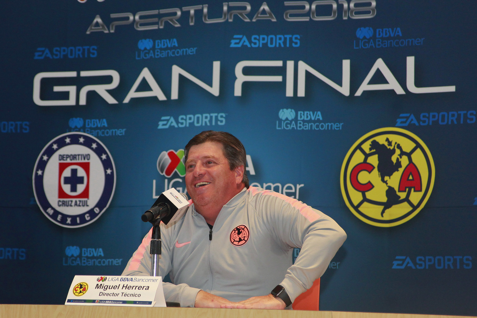 Al igual que Pedro Caixinha, Miguel Herrera busca su segundo título de Liga MX; el 'Piojo' se coronó con las Águilas en 2013 ante Cruz Azul.