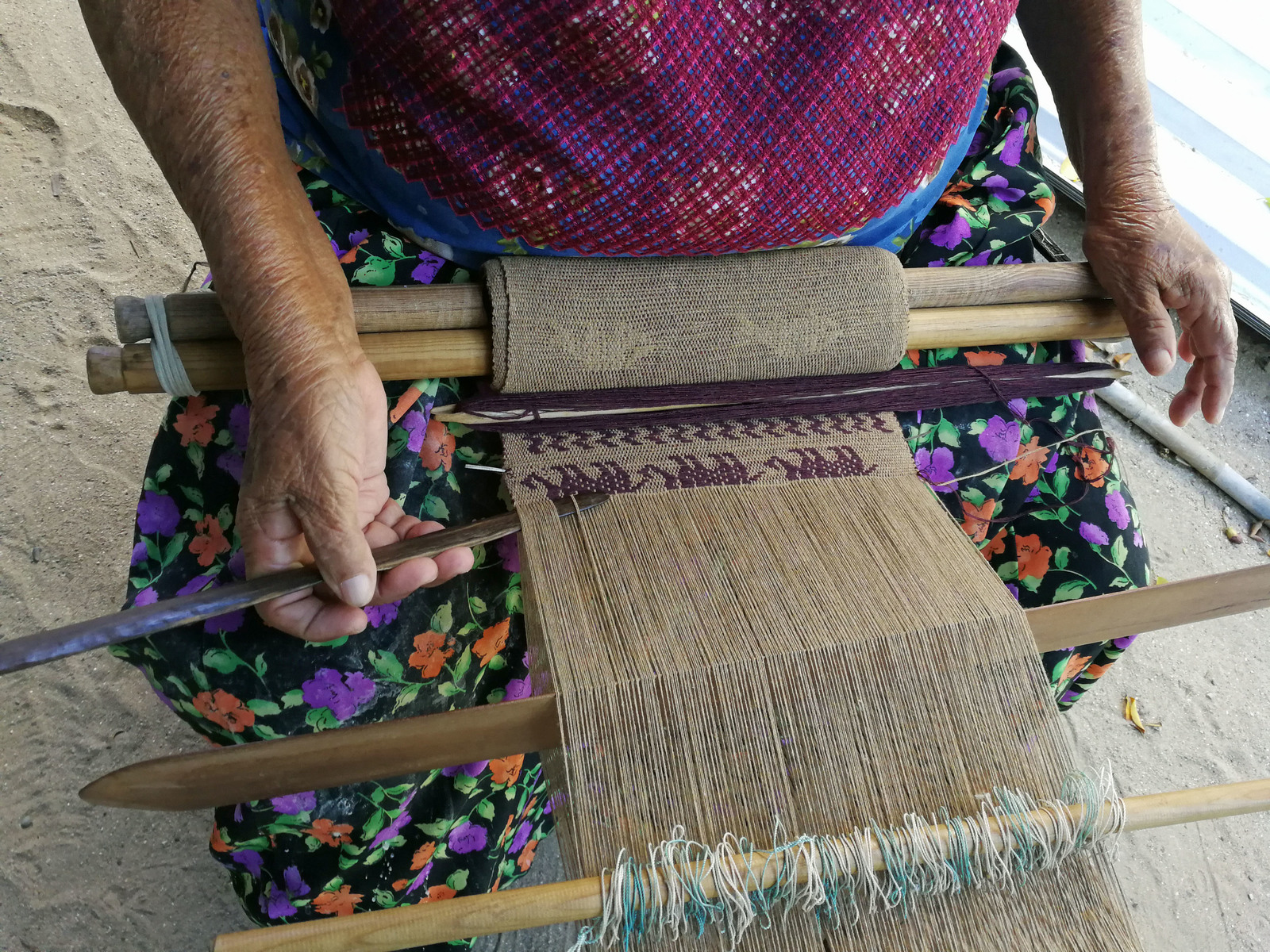 Memoria. El telar de hilos de algodón se estaba perdiendo en esta comunidad del sur de Oaxaca. (EL UNIVERSAL)