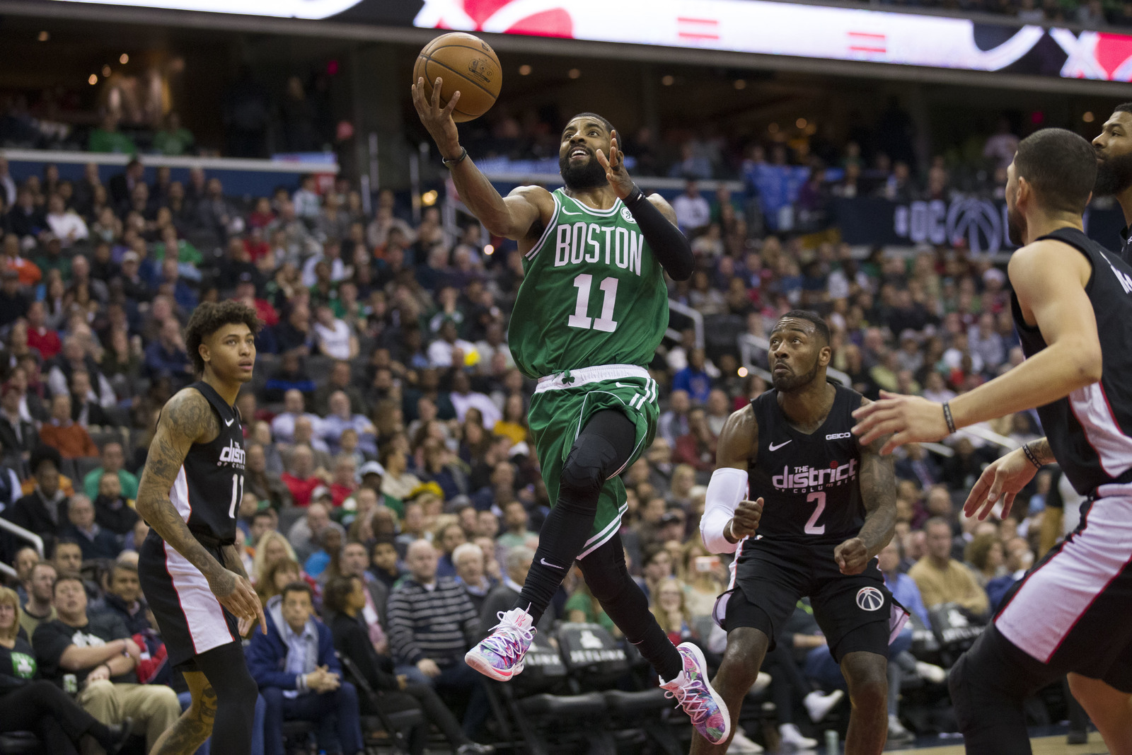 Kyrie Irving anotó 38 puntos en la victoria de Celtics 130-125 sobre Wizards.