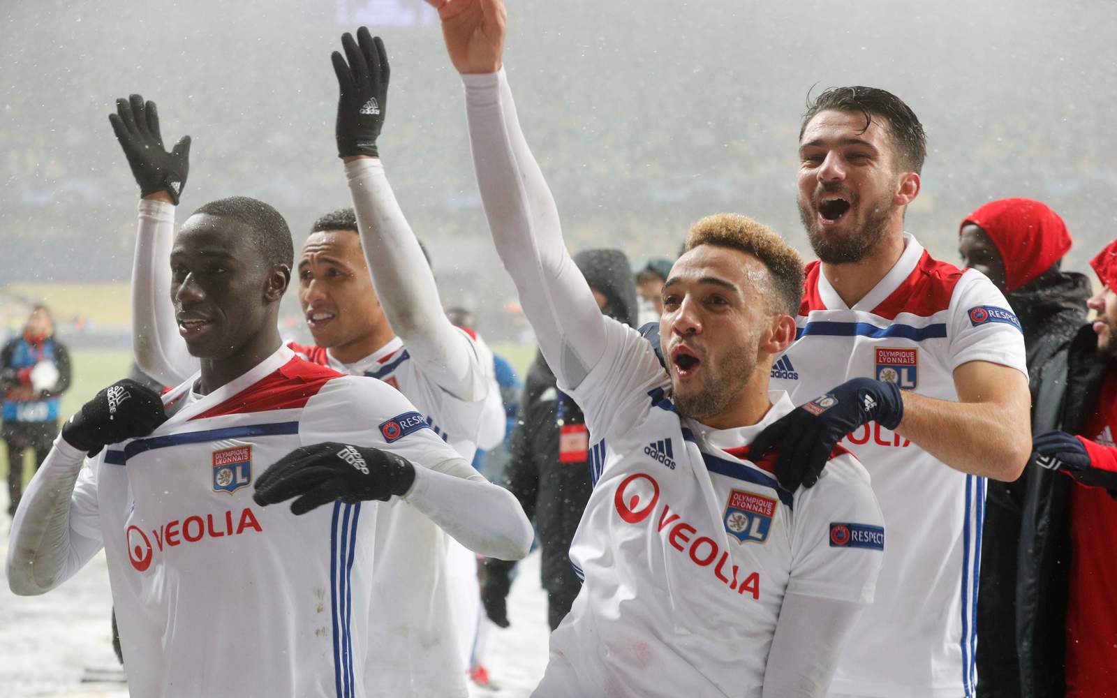 Jugadores del Lyon festejan tras conseguir el pase a la siguiente ronda de la Champions League.