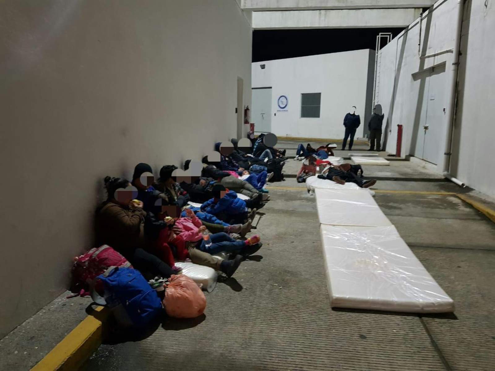 Elementos de la Procuraduría General de la República (PGR) rescataron a 138 migrantes centroamericanos en Tabasco que viajaban en una caja acoplada a un tractocamión, entre ellos 55 menores de edad. (TWITTER)
