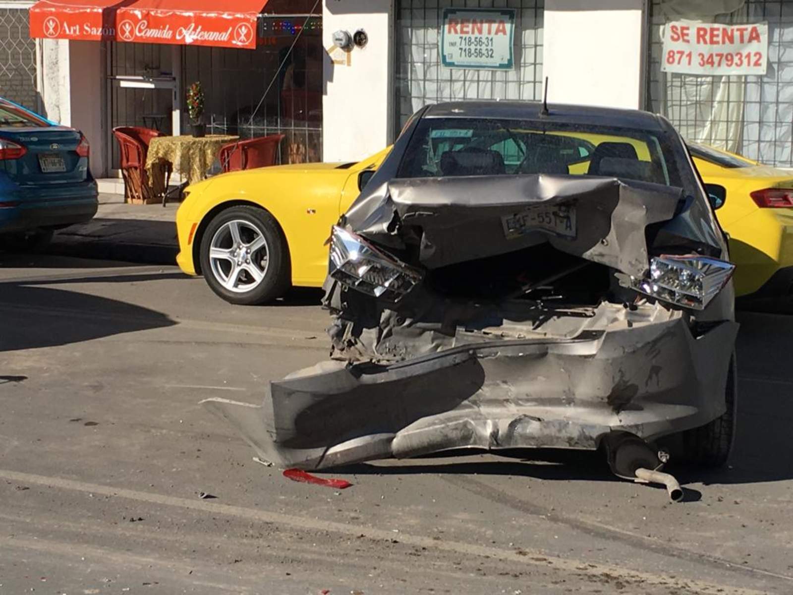 Choque en Torreón deja daños en tres vehículos