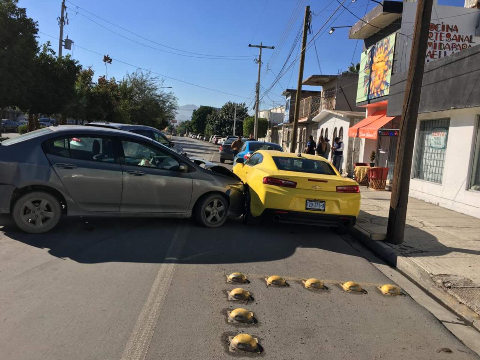 Choque en Torreón deja daños en tres vehículos