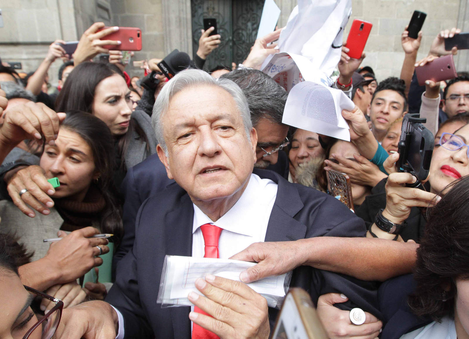 Andrés Manuel López Obrador tuvo un traslado atropellado y fue 'apachurrado' por personas que lo querían saludar y entregarle peticiones. (NOTIMEX) 