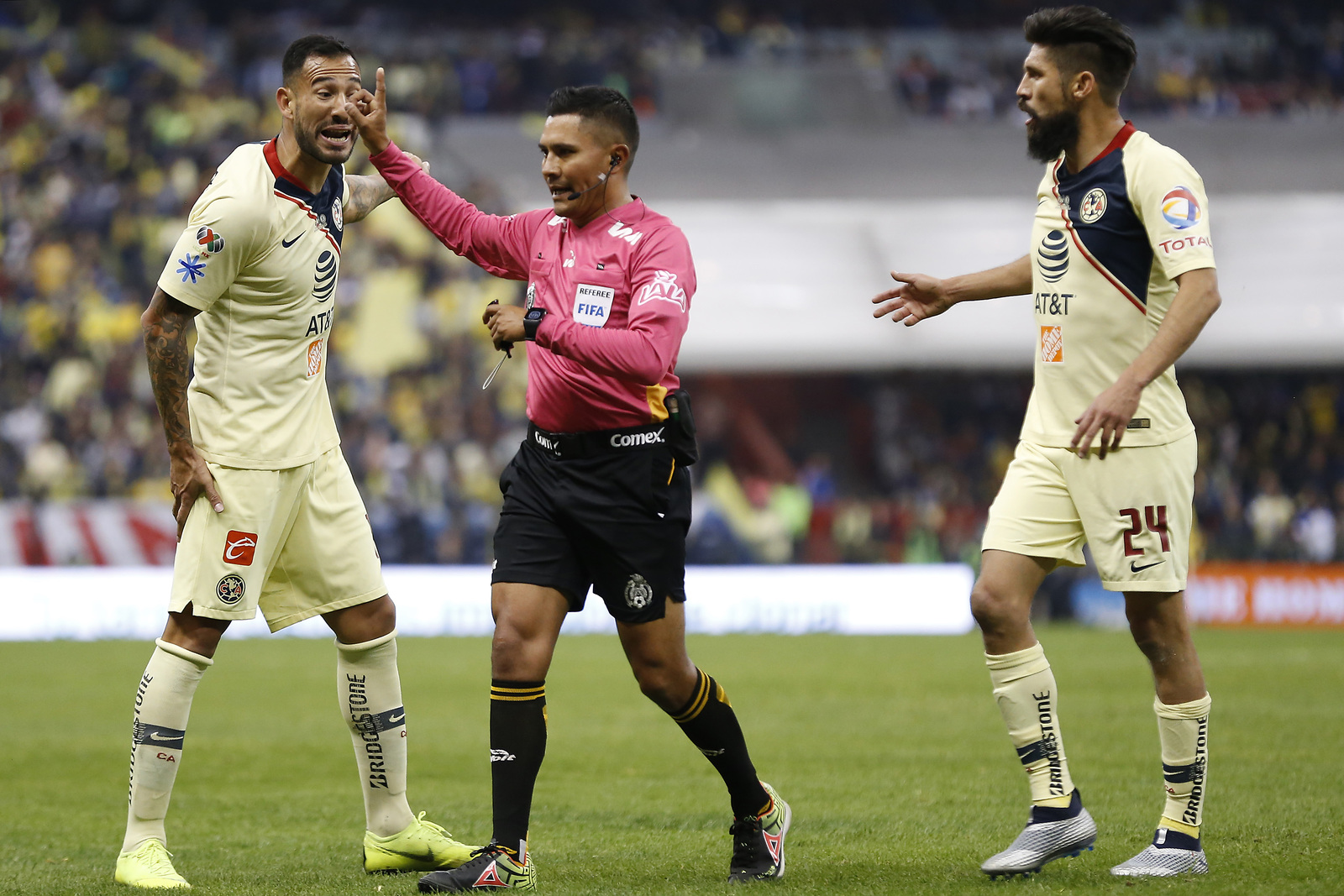 Víctor Aguilera (i) y Oribe Peralta en reclamo al árbitro central Fernando Guerrero durante el juego de ida de la final del Apertura 2018.