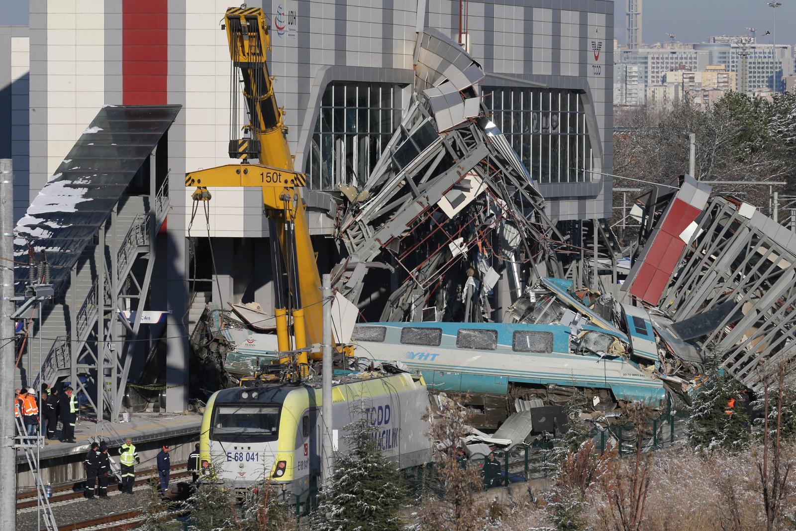 Tragedia. El accidente de un tren de alta velocidad con una locomotora de mantenimiento, dejó 9 muertos y 47 heridos. (EFE)