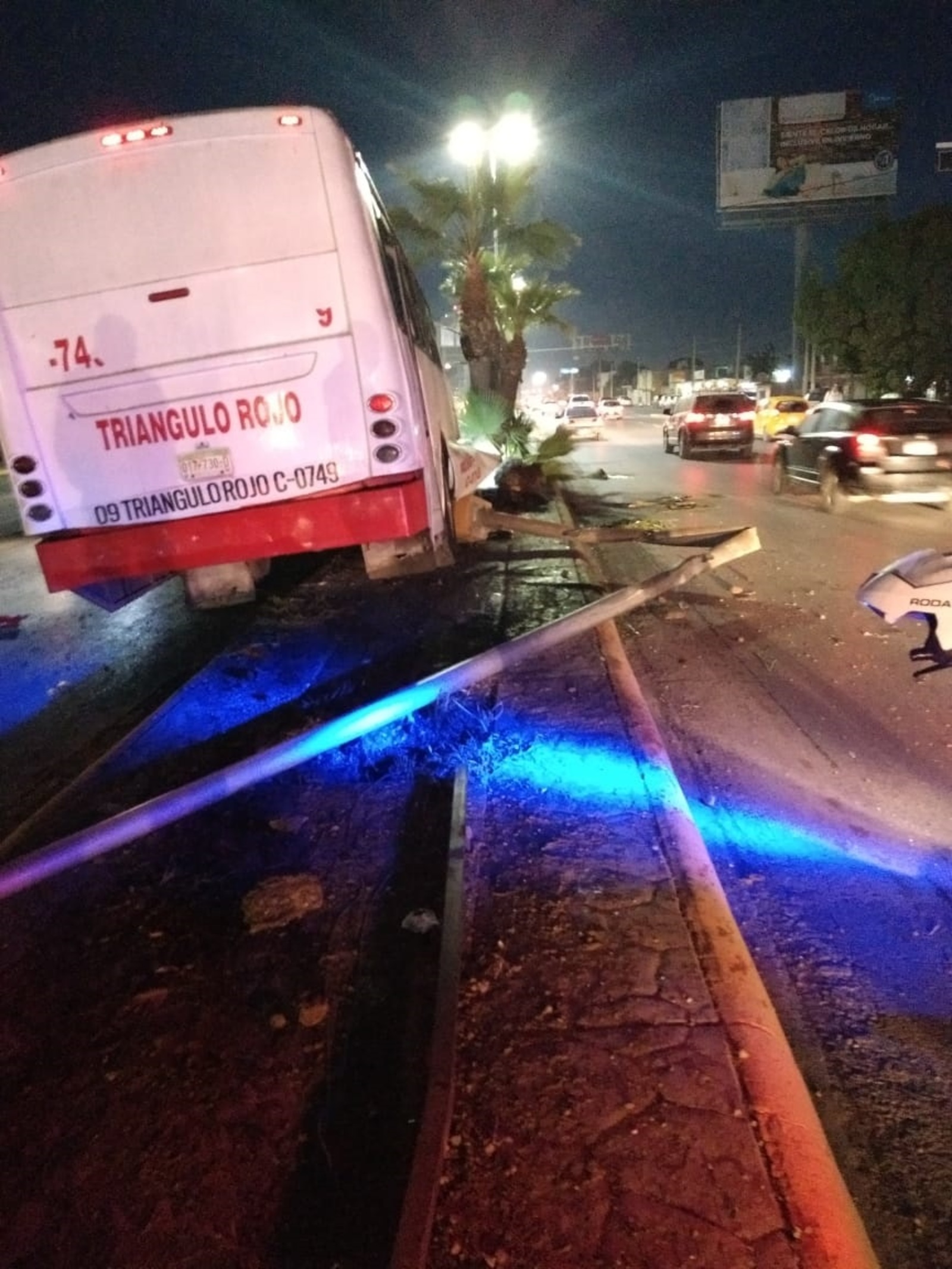 Accidente. El autobús de pasajeros se subió al camellón central sobre el bulevar Torreón-Matamoros. (EL SIGLO DE TORREÓN)