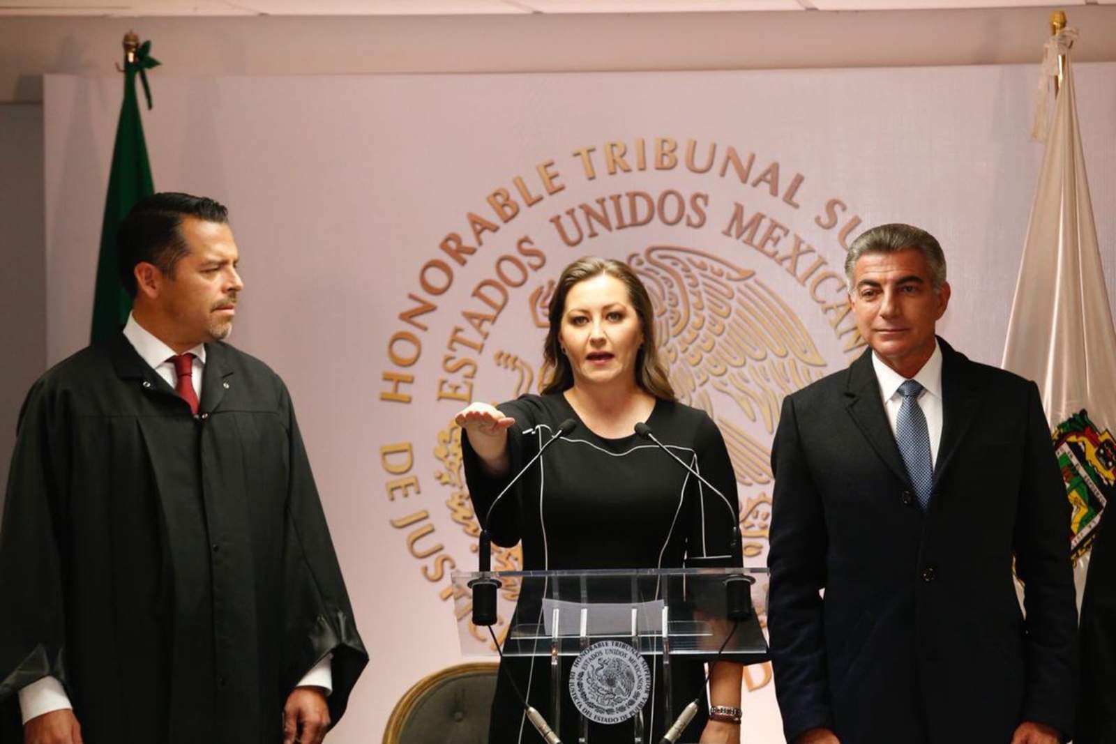 En sesión extraordinaria del Tribunal Superior de Justicia de Puebla, esta medianoche Martha Érika Alonso, esposa del exgobernador Rafael Moreno Valle (2011-2017), rindió protesta como gobernadora constitucional de esta entidad. (TWITTER)