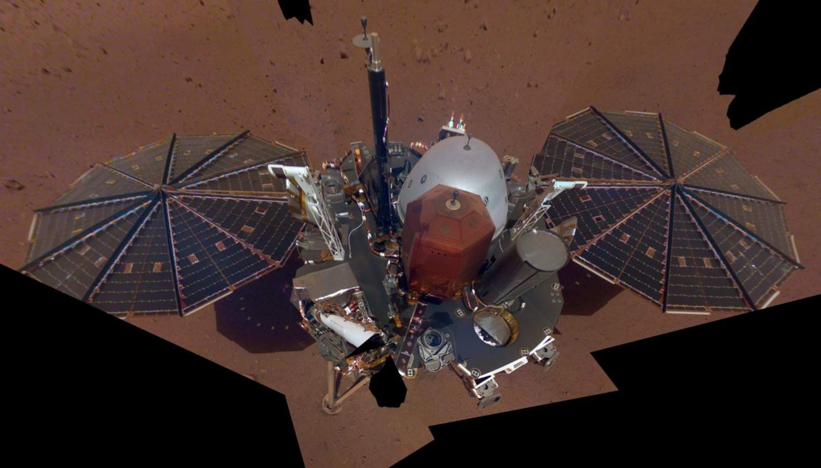 Se aprecia el panel solar del módulo de aterrizaje y los instrumentos científicos que se usarán para realizar el primer estudio del interior de Marte. (TWITTER)