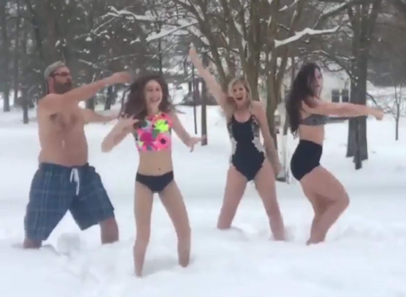 Familia causa sensación bailando en la nieve