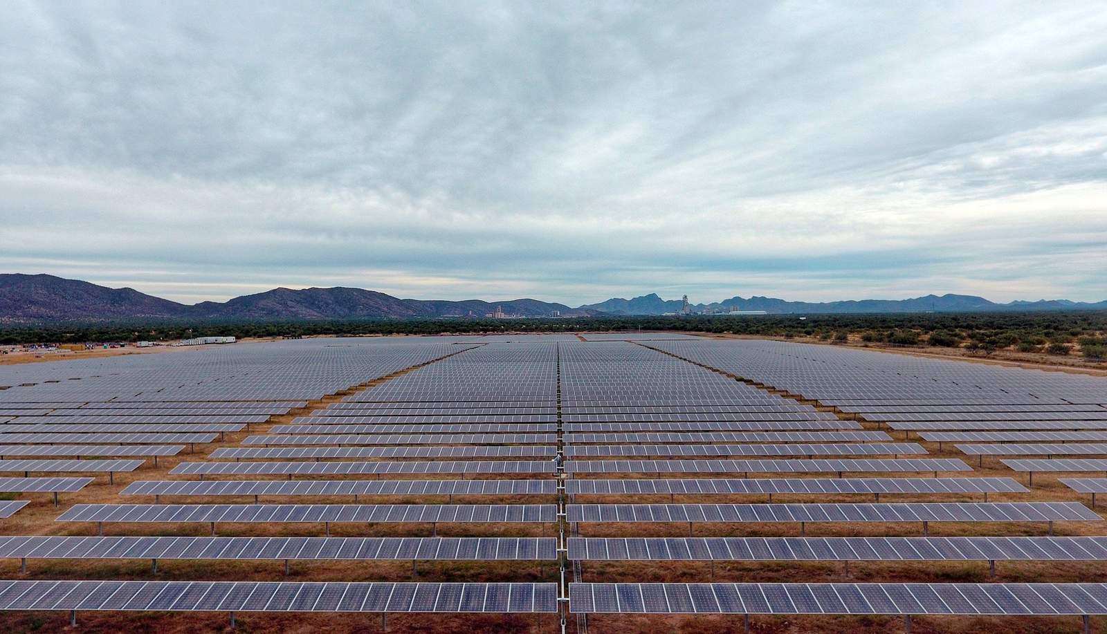 Con 305 hectáreas que se convierten en un horizonte sin fin de paneles, Iberdrola abre este diciembre su primer parque solar en México, con una capacidad instalada de 100 megavatios (Mw), equivalente a suministrar electricidad a 100,000 hogares. (EFE)