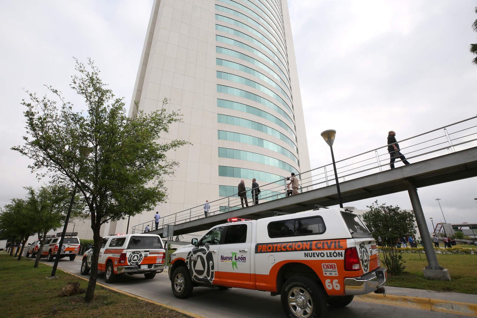 Protección Civil del estado informó que se desalojó a unas dos mil 500 personas del edificio estatal que consta de 37 pisos y es uno de los más altos de la entidad, sin que se reporten personas lesionadas, ni fallas estructurales. (ARCHIVO, 2017)