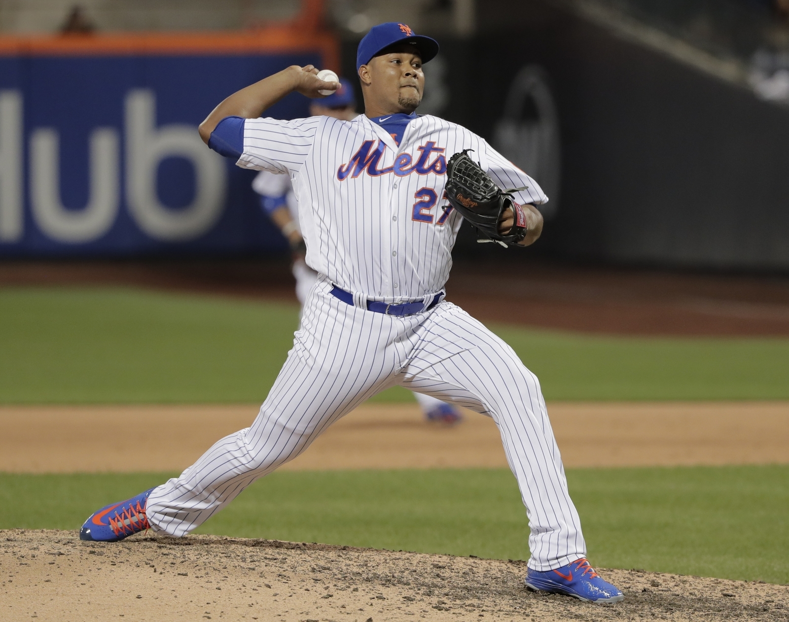 El relevista dominicano Jeurys Familia firmó por tres años y 30 millones de dólares con los Mets de Nueva York.